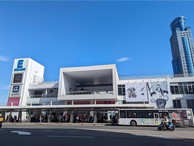基隆市东岸广场的争议持续延烧，现任及前任基隆市府发言人又隔空交火。（张志康摄）