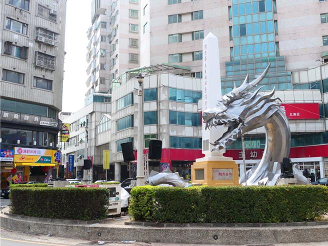 雲林縣「北港燈會」今年以「龍耀雲騰」為主題，主燈位於北港鎮顏思齊紀念碑圓環，6日正式啟燈，宣告為期20天的文化藝術盛宴開跑。（張朝欣攝）