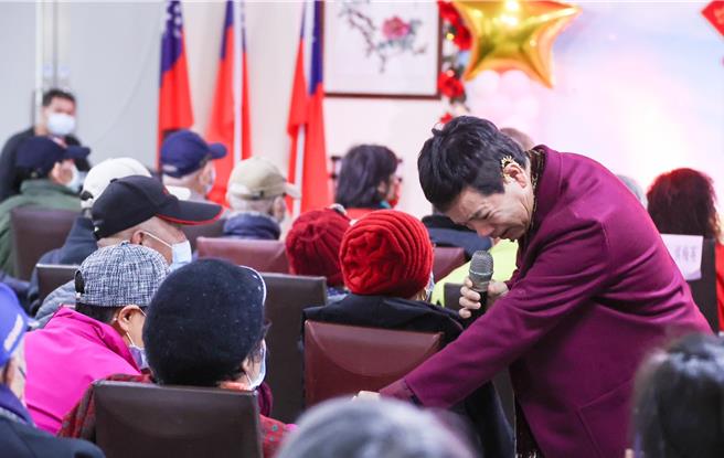 陈凯伦热情与长辈互动。（罗永铭摄）