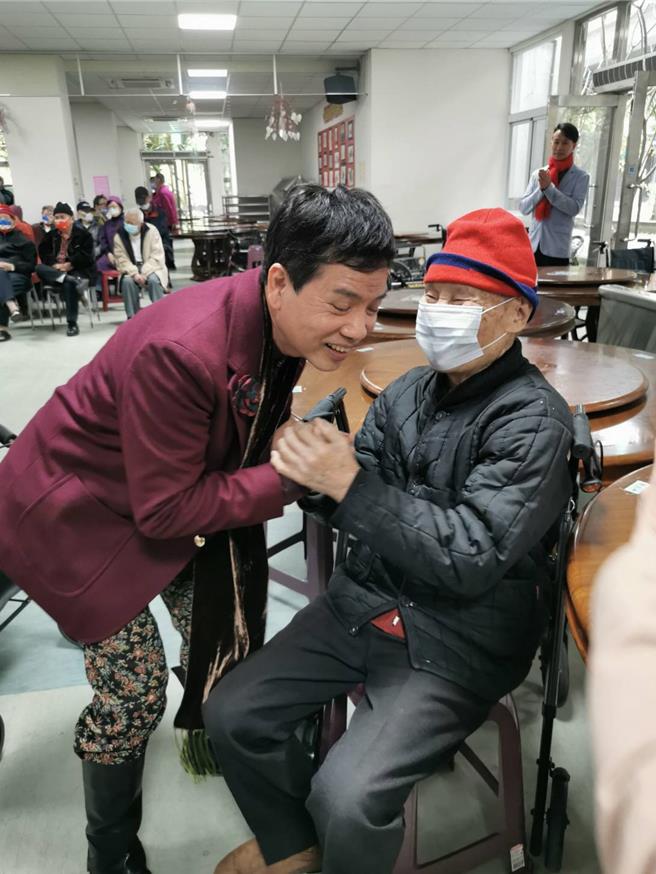 99岁四川爷爷（右）特别找陈凯伦说话。（陈凯伦提供）