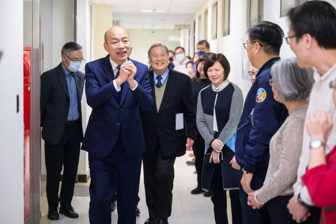 立法院長韓國瑜的龍耀吉慶春聯出爐，媒體人黃揚明透露，首批印製不到1萬份，可能是今年最難搶的政治人物春聯。圖為立法院長韓國瑜（左）5日在祕書長周萬來（右）陪同下，視察院內單位。(立法院提供)