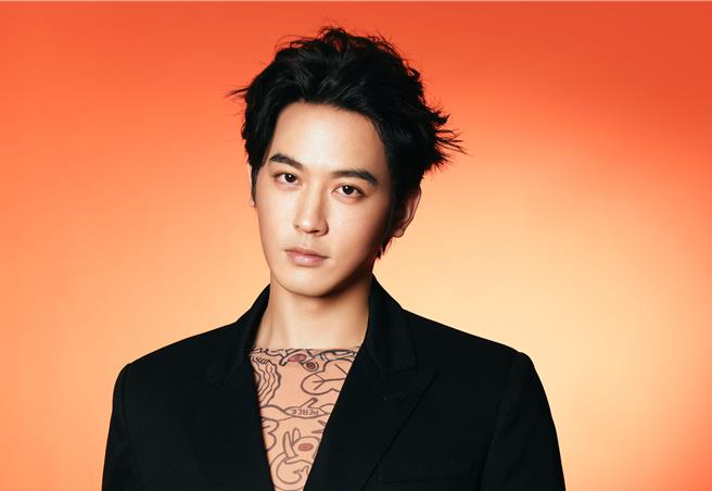 小樂身穿類刺青恤衫展斯文的性感。（藝和創藝提供）