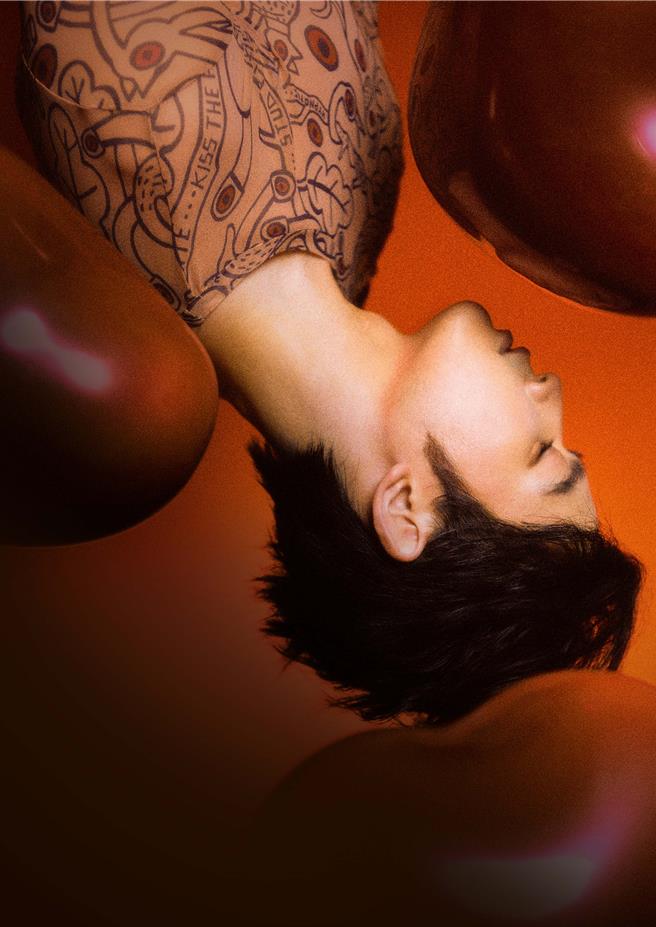 小樂身穿類刺青恤衫展斯文的性感。（藝和創藝提供）