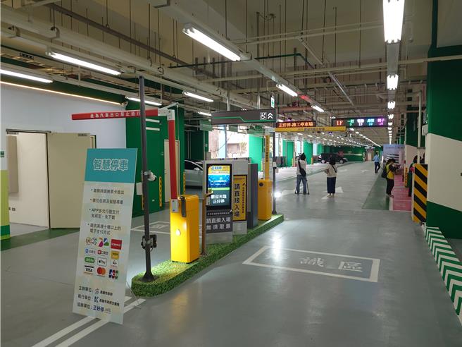 高雄在6日啟用全新雄工停車場，採用多項智慧型引導措施，減少民眾找車位時間，但剛啟用就有人反映進場動線過於刁鑽，高雄市交通局允諾改善。（任義宇攝）