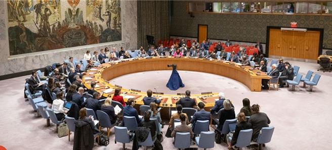 大陆驻联大代表安理会三问美方坚称空袭叙伊行使自卫权正当性。（联合国新闻网）