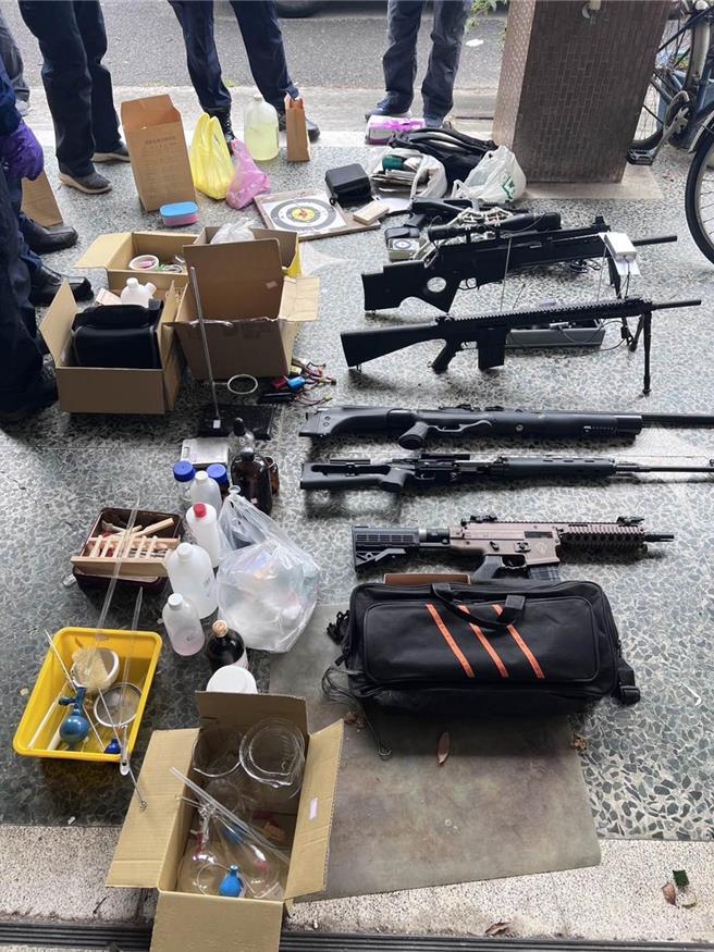 嘉义市警方去年10月6日在赵嫌住处查获大批化学物品、枪械。（嘉义地检署提供／廖素慧嘉市传真）