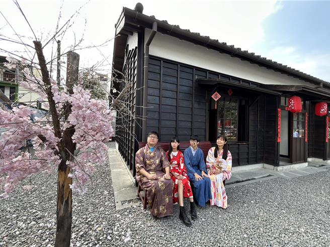 屏东县潮州镇公所将于情人节前夕推出「粉红泡泡市集」，现场除贩售相关情人文创商品外，还有应景的装置艺术供拍照打卡，当中以和服体验最为吸睛。（谢佳潾摄）