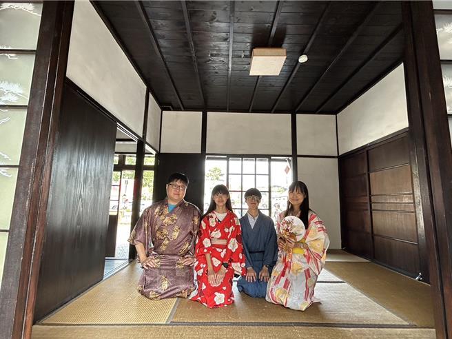 屏东县潮州镇公所将于情人节前夕推出「粉红泡泡市集」，现场除贩售相关情人文创商品外，还有应景的装置艺术供拍照打卡，当中以和服体验最为吸睛。（谢佳潾摄）