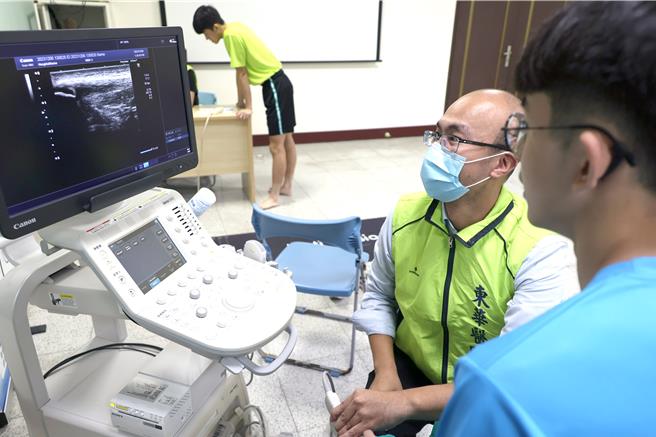 竹山東華醫院復健科用AI科技系統輔助，為竹山高中等學校的體育選手分析體態。（東華醫院提供／楊靜茹南投傳真）