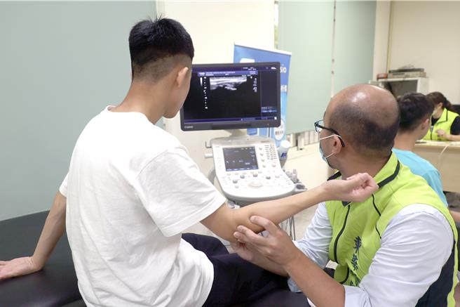 東華醫院運用AI系統分析學生體態後，輔以超音波了解運動員疼痛部位，研擬復健方案，並給予訓練上建議。（東華醫院提供／楊靜茹南投傳真）