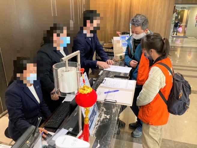 高市观光局联合消保官办理旅宿业房价专案稽查。（图片来源：高雄市观光局提供）