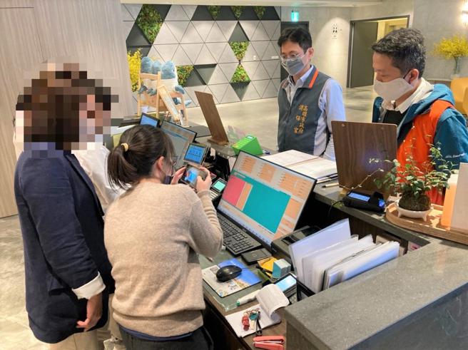 公布房价资讯供消费者参考，使消费者可以一目了然、最有更佳选择，有效抑制业者漫天喊价（图片来源：高雄市观光局提供）