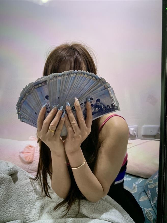 遭逮外籍女子行事作风高调，平时会发送钞票照向同乡友人炫耀。（移民署提供／任义宇高雄传真）