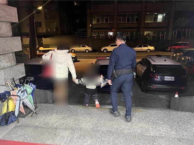 基隆一名杨姓单亲妈妈独自养育7岁罹有自闭症的儿子，经济状况拮据，但没想到在上月25日，租屋处的除湿机突然起火燃烧，造成房屋毁损，使杨女经济状况更加严峻。基隆警方了解后，协助杨女申请急难救助，让母子能好过年。（基隆市警察局提供／徐佑升基隆传真）