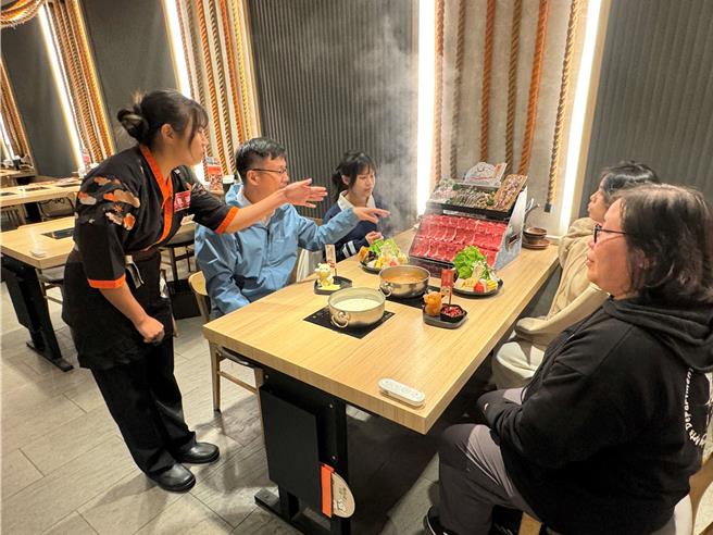 建教學生實習展現優質工作表現。（新北市教育局提供）