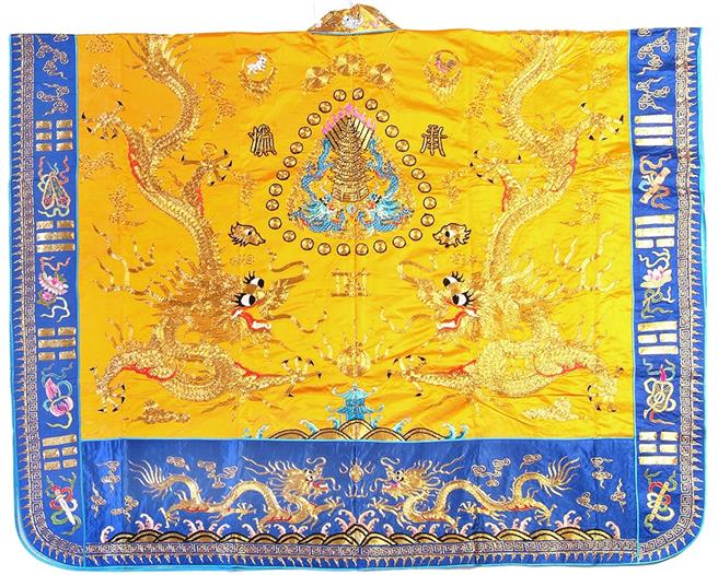 道士身上穿的「高功绛衣」上有许多龙的图腾。（世界宗教博物馆提供）