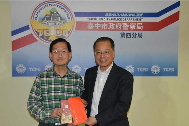 警政署长黄明昭（右）今天亲自慰问汐止杀警案幸存员警张大皞（左）。（四分局提供／张亦惠台中传真）