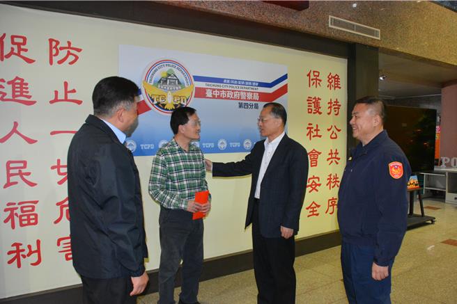 警政署长黄明昭（右二）今天亲自慰问汐止杀警案幸存员警张大皞（左二）。（四分局提供／张亦惠台中传真）