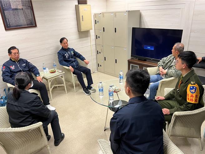 兵役局长李治安感谢宪兵致力维护车站秩序，为南来北往搭车民眾的安全把关。（台北市兵役局提供／刘彦宜台北传真）