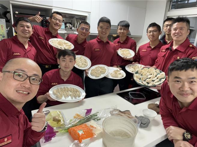 消防无年假得轮班，龟山分队以独特的方式迎接龙年，透过消防师徒制度的传统，全体在分队一同包水饺煮汤圆，分享消防生活的点滴，一解思乡之情。(消防提供／蔡依珍桃园传真)