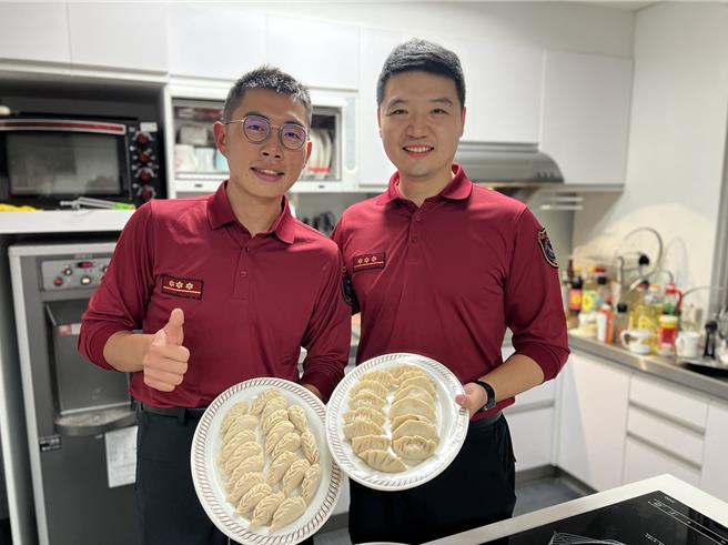 消防无年假得轮班，龟山分队以独特的方式迎接龙年，透过消防师徒制度的传统，全体在分队一同包水饺煮汤圆，分享消防生活的点滴，一解思乡之情。(消防提供／蔡依珍桃园传真)