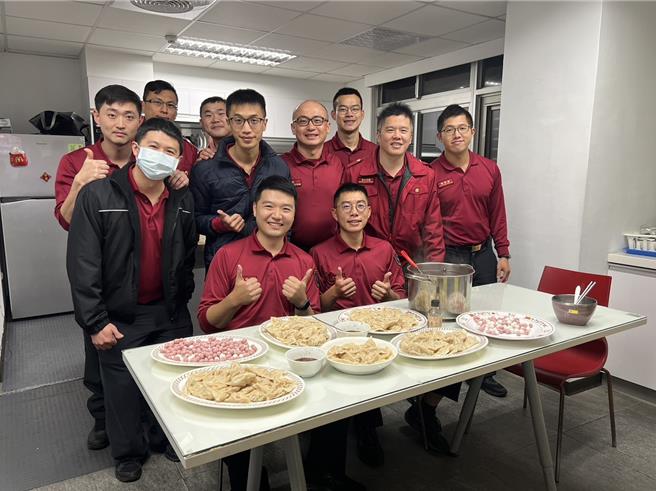 消防无年假得轮班，龟山分队以独特的方式迎接龙年，透过消防师徒制度的传统，全体在分队一同包水饺煮汤圆，分享消防生活的点滴，一解思乡之情。(消防提供／蔡依珍桃园传真)