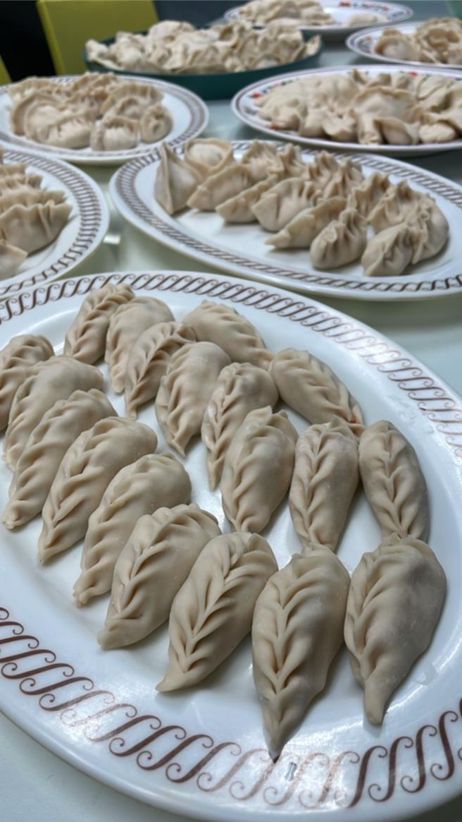 消防无年假得轮班，龟山分队以独特的方式迎接龙年，透过消防师徒制度的传统，全体在分队一同包水饺煮汤圆，分享消防生活的点滴，一解思乡之情。(消防提供／蔡依珍桃园传真)