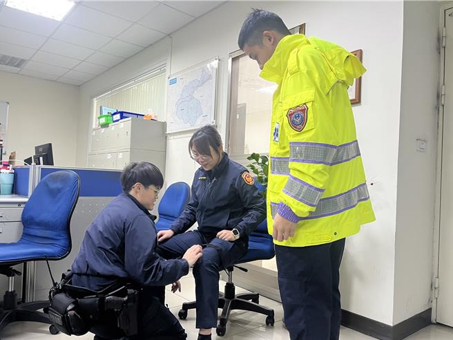 桃園市迴龍消防分隊於6日在迴龍派出所舉辦CPR＋AED急救教學活動，當消防趕赴現場時，員警可先壓胸等待救護員到場接手，共同為患者爭取搶救黃金時間。(消防提供／蔡依珍桃園傳真)