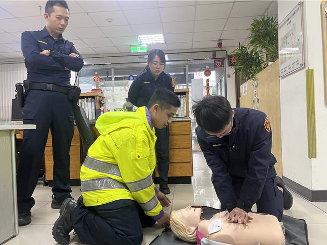 桃園市迴龍消防分隊於6日在迴龍派出所舉辦CPR＋AED急救教學活動，當消防趕赴現場時，員警可先壓胸等待救護員到場接手，共同為患者爭取搶救黃金時間。(消防提供／蔡依珍桃園傳真)
