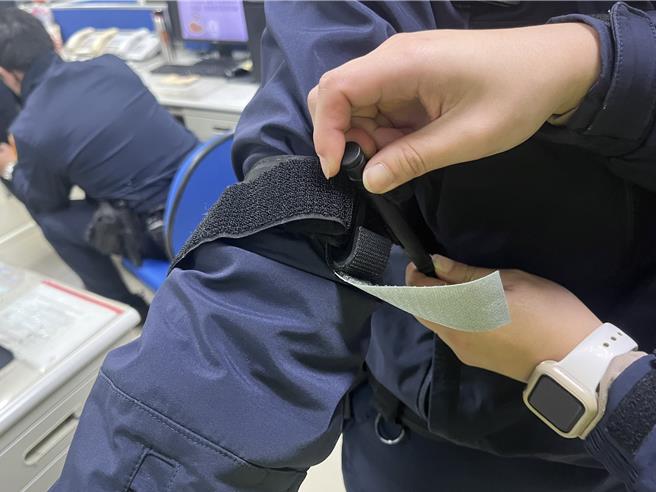 桃園市迴龍消防分隊於6日在迴龍派出所舉辦CPR＋AED急救教學活動，當消防趕赴現場時，員警可先壓胸等待救護員到場接手，共同為患者爭取搶救黃金時間。(消防提供／蔡依珍桃園傳真)