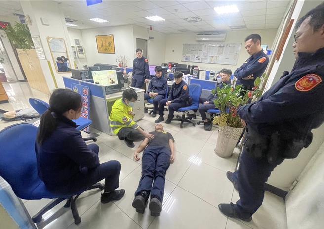桃園市迴龍消防分隊於6日在迴龍派出所舉辦CPR＋AED急救教學活動，當消防趕赴現場時，員警可先壓胸等待救護員到場接手，共同為患者爭取搶救黃金時間。(消防提供／蔡依珍桃園傳真)