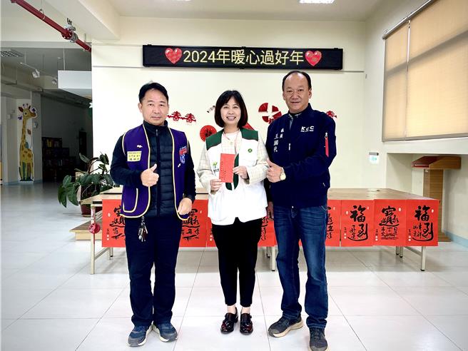 国际同济会金门会副主席王国代(右)、金门会会长陈坤祥(左)一同响应团圆年菜计画，共凑足7万多元，也让金门家扶在团圆年菜募集顺利圆满达标。(图／金门家扶中心提供)