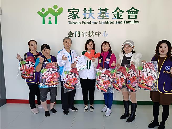 国际同济会金门女会会长曾贝玲(右三)代表赠送团圆年菜金，由家扶中心扶幼主委杨肃谦(左三)代表接受。(图／金门家扶中心提供)