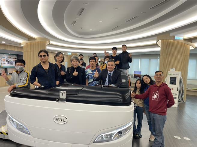 环保团体暨联盟代表6日参访华德动能中港厂，由华德动能总经理杨志荣（坐者）进行简报参观及意见交流。（华德动能提供）