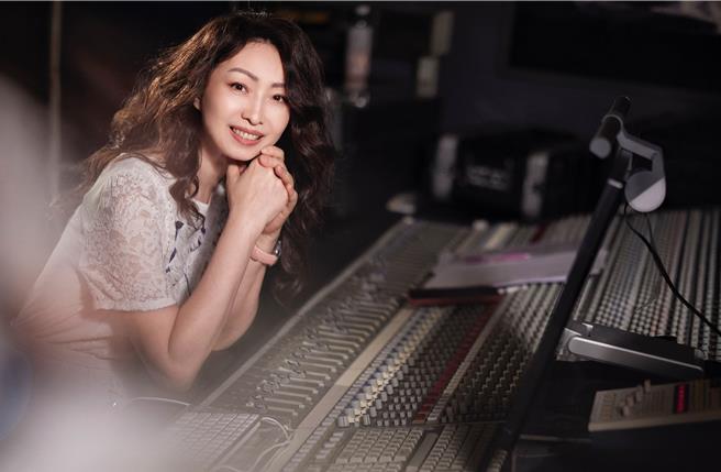 戚小恋新音乐作品成绩亮眼，感谢粉丝一路以来支持。（源瑗园 San ＆ Cloudia Studio提供）