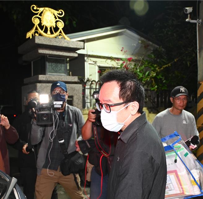 前总统陈水扁的儿子陈致中（前）6日晚间假释出狱，他在步出二监时没有回答媒体的提问。（林瑞益摄）