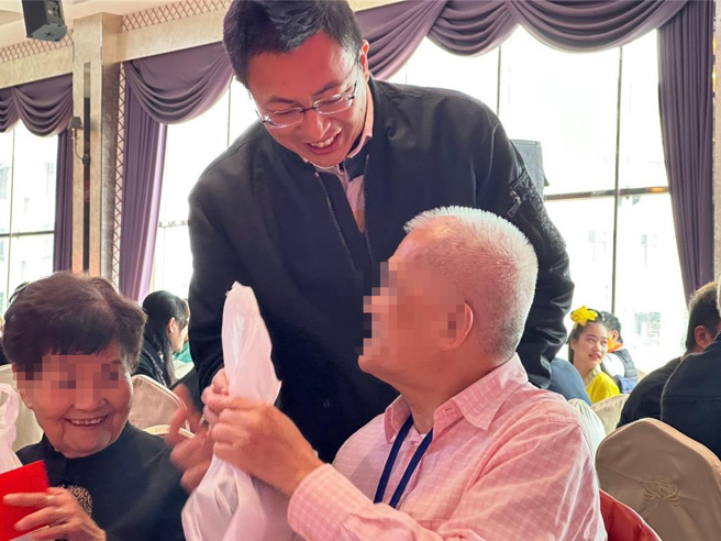 新北市议员王威元媒合企业，捐赠将近千份「麻油鸡汤和牛肉麵」给新北市三重区独居老人以及三重芦洲地区老人共餐据点。（王威元提供）