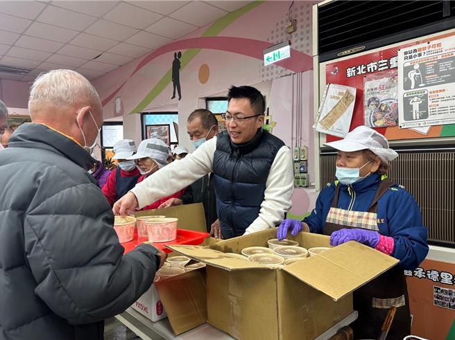 王威元连续好几年寒冬送暖，今年结合食品公司共同照顾独居长辈及社区长者，为长辈加菜。（王威元提供）