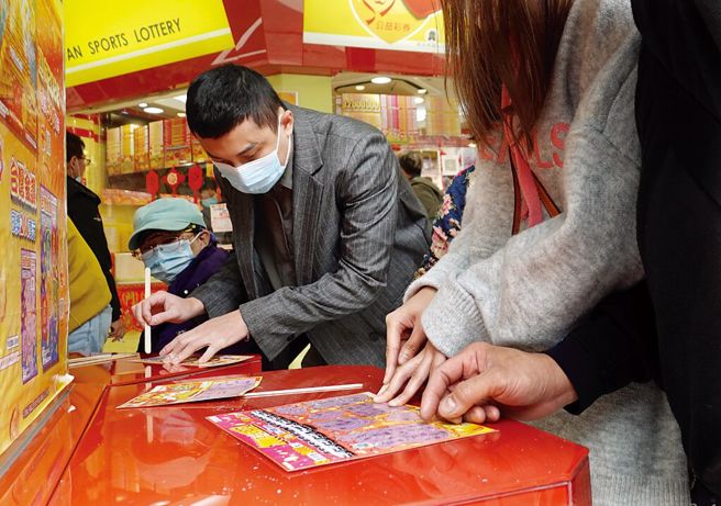 台中一名40岁公司老板刮中100万元大奖。图非新闻当事人。（示意图／本报资料照片）