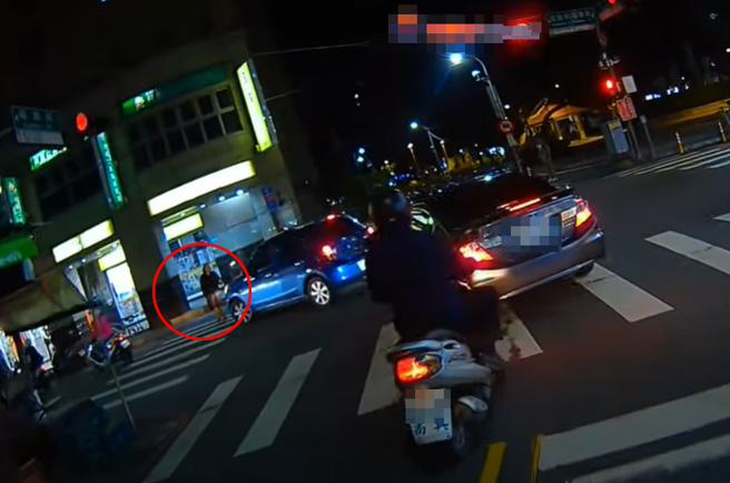 有轎車轉彎突發現斑馬線上的行人，急煞之後竟釀3車連撞。（ 圖／ 翻攝自「WoWtchout-地圖型行車影像分享平台」）