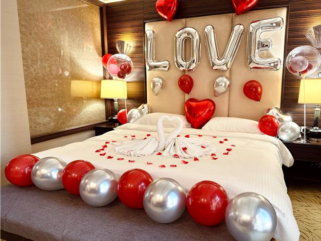 福容大饭店桃园店推出「情人节爱你久久久久」，情人们可入住全馆最高、最大的福容套房，享专属情人节布置，专案价19999元。(福容大饭店提供)