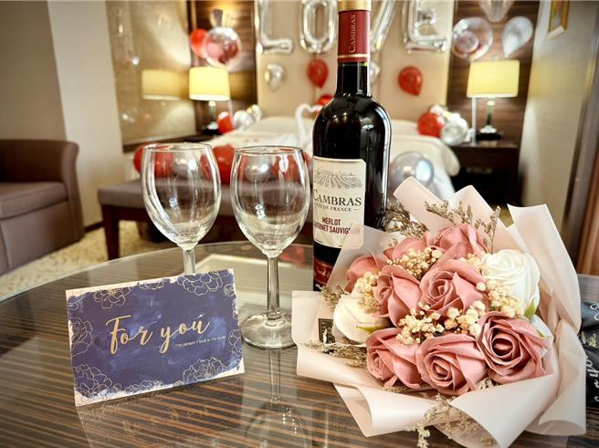 「情人节爱你久久久久」专案贴心提供精选红酒1瓶、浪漫满点的蛋糕、香皂玫瑰花束及爱心手工泡澡球。(福容大饭店提供)