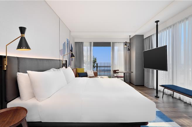 「恋爱，如此缤纷」情人节住房专案，入住指定房型，每房加价520元，可享翌日价值1144元的2客欧陆自助式早餐、玛西粉红酒1瓶。(台南安平雅乐轩酒店提供)