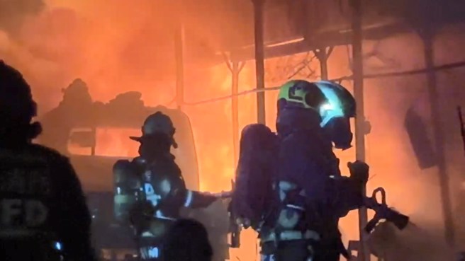 消防隊獲報到場射水灌救。（翻攝畫面）