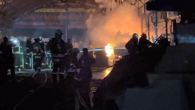 消防隊獲報到場射水灌救。（翻攝畫面）