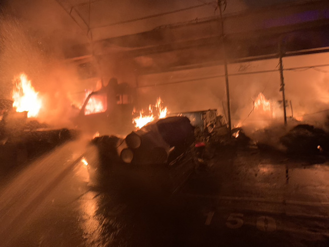 消防隊在射水灌救，但現場火勢相當猛烈。（翻攝畫面）