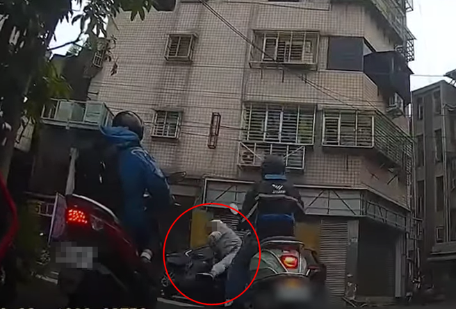 有2騎士在等紅燈時爆發口角，沒想到1名騎士於爭執中，拿出辣椒水偷襲，噴完後便烙跑，但疑似天雨路滑關係，這名騎士壓到水溝蓋摔車。（ 圖／ 翻攝自「WoWtchout-地圖型行車影像分享平台」）