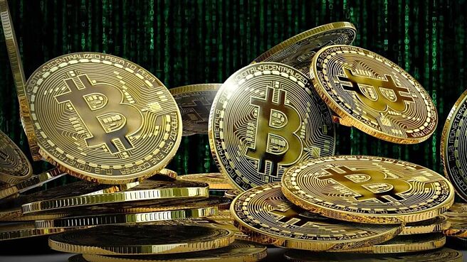 现货比特币ETF上月获核准上市，吸引不少投资人蜂拥买进，其中贝莱德、富达推出的ETF吸引最多资金流入，在这场吸金竞赛中取得压倒性领先。图／摘自Pixabay