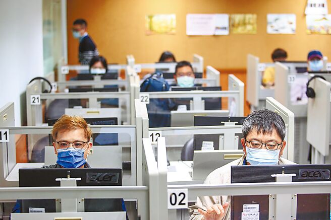 大考中心5日说明今年大学学测国文及英文作文评分原则，指出今年考生在国语文及英文的作答方面都很有想法，也贴近生活。图为老师阅卷情形。（邓博仁摄）