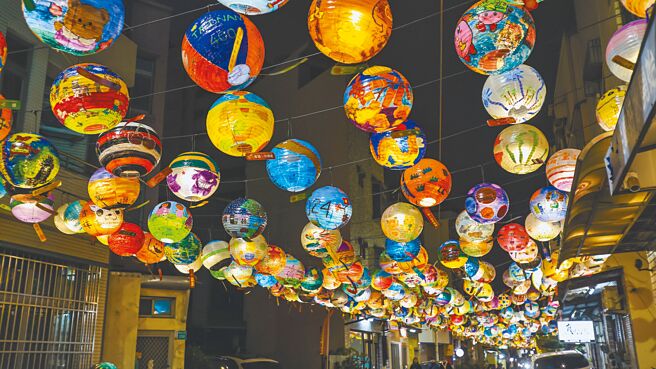 台南市政府文化局为展现「眾神之都」的宗教文化底蕴，规画结合诸多在地宫庙响应参与的「埕南灯区」。图为2024普济灯会国华街灯海。（普济文史研究协会提供／洪荣志台南传真）